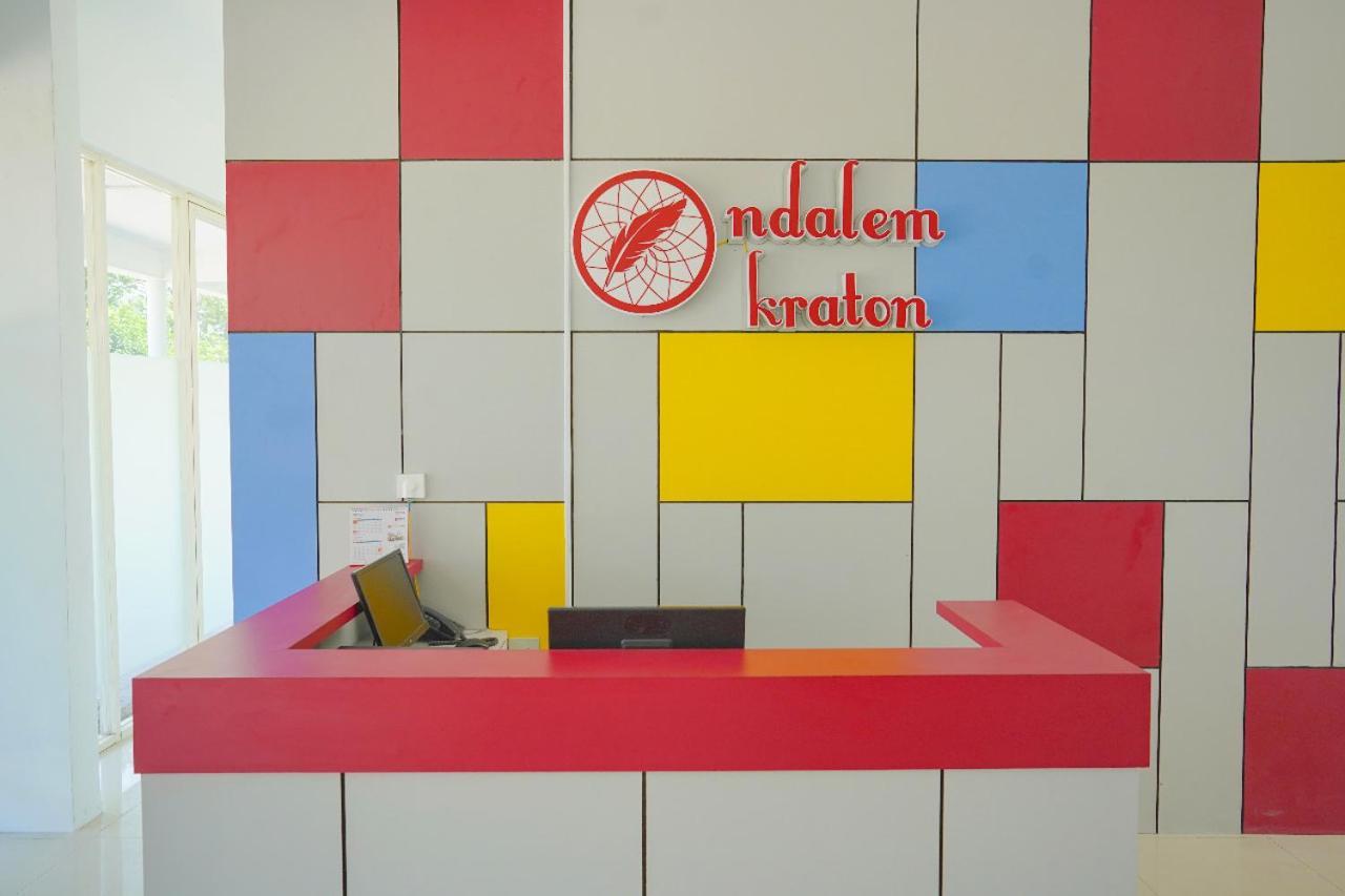 Ndalem Kraton Hotel ซิโดอาร์โจ ภายนอก รูปภาพ