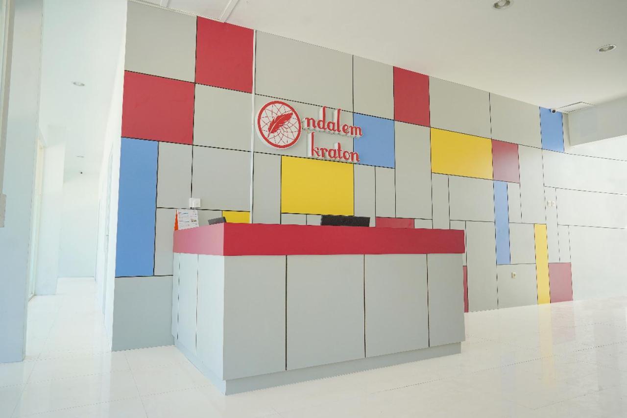 Ndalem Kraton Hotel ซิโดอาร์โจ ภายนอก รูปภาพ
